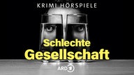 Eine Justitia-Figur in Sand vergraben, darüber der Schriftzug.
