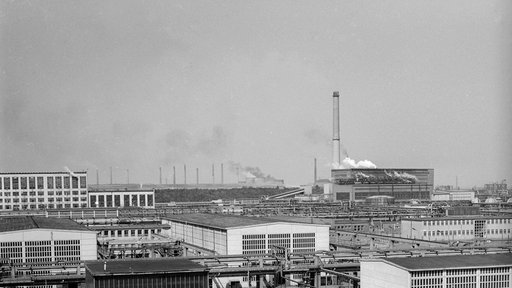 Die VEB Leuna-Werke Walter Ulbricht in Leuna auf dem Gebiet der ehemaligen DDR.