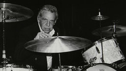 Der amerikanische Schlagzeuger Buddy Rich spielt in der Royal Festival Hall, London, im Juni 1985.