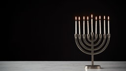 Ein Chanukka-Leuchter mit neun brennenden Kerzen