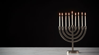 Ein Chanukka-Leuchter mit neun brennenden Kerzen