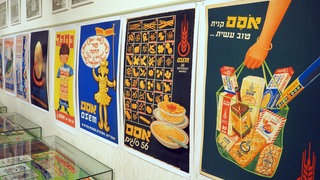 Exponate über die Werbung von Jeckes im Museum