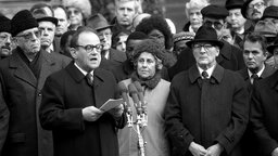DDR-Staatschef Honecker mit SED-Funktionären und jüdischen Gemeindemitgliedern bei der symbolischen Grundsteinlegung der Synagoge in der Oranienburger Straße 1988 
