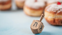 Ein Dreidel und Krapfen auf einem Tisch