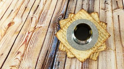 Ungesäuerte Brote liegen auf einer Holzoberfläche
