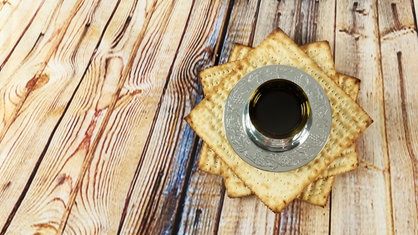 Ungesäuerte Brote liegen auf einer Holzoberfläche