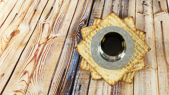 Ungesäuerte Brote liegen auf einer Holzoberfläche