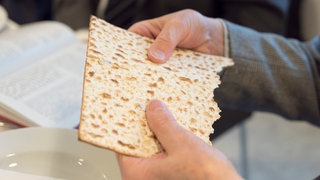 Ein ungesäuertes Brot wird am Sederabend gebrochen