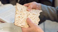 Ein ungesäuertes Brot wird am Sederabend gebrochen