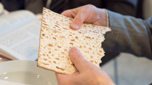 Ein ungesäuertes Brot wird am Sederabend gebrochen
