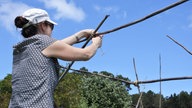 Jüdische Frau baut Laubhütte