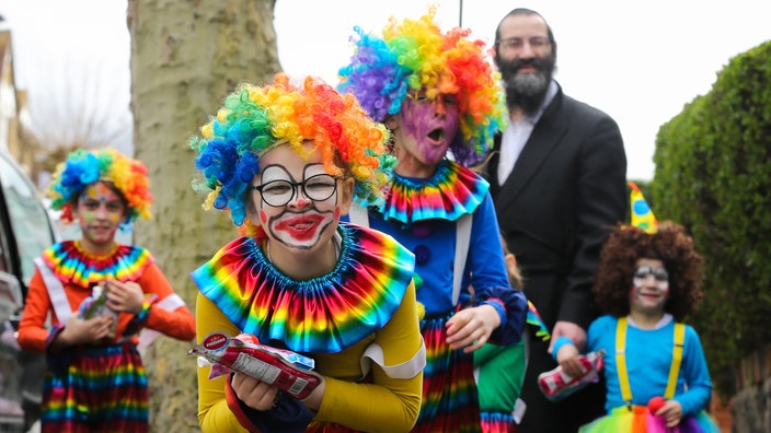 Als Clowns verkleidete jüdische Kinder in London 