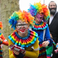 Als Clowns verkleidete jüdische Kinder in London 