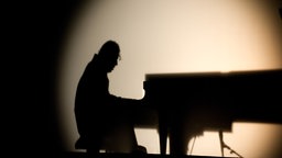 Der kanadische Pianist Chilly Gonzales spielt am 26.11.2012 ein Solokonzert im Heimathafen in Berlin.
