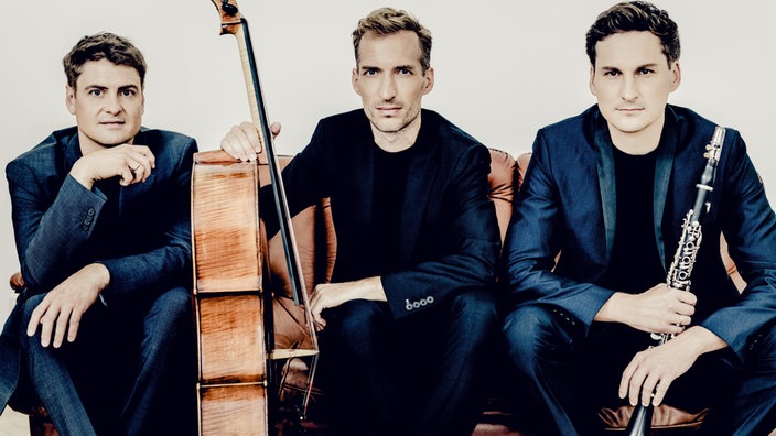 Daniel Ottensamer, Christoph Traxler, Stephan Koncz sitzend im Portrait (v.l.n.r.)