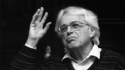 György Ligeti währen einer Pressekonzerenz anlässlich der schweizerischen Erstaufführung seiner Oper "Le Grand Macabre" (Februar 1992)