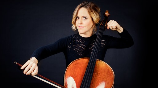 Die Cellistin Sol Gabetta mit einem Cello