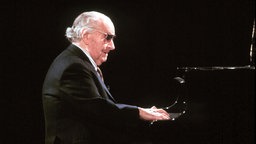 Der spanische Komponist Joaquin Rodrigo (22.11.1902 - 6.7.1999) am Flügel. Der seit seinem dritten Lebensjahr blinde Komponist wurde durch seine Komposition "Concierto de Aranjuez" weltweit bekannt.