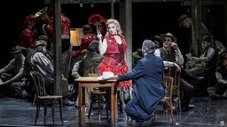 Szenenfoto von "La fanciulla del West" am Aalto Musiktheater in Essen: Alvise Predieri (Mitte, von links) Ilaria Alida Quilico (Minnie), Massimo Cavalletti (Jack Rance), Karel Martin Ludvik (Bello).