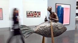 Eine Besucherin hinter demKunstwerk "Man and Fish" von Tamara Kvesitadze.