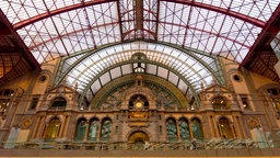 Innenansicht des historischen Kopfbahnhofs mit der berühmten alten Uhr an der Fassade.