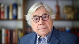  Der als Jürgen Johannes Hermann Brock geborene Professor für Ästhetik und Kulturvermittlung feiert am 02.06.2026 seinen 90. Geburtstag.