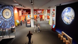 Blick in die Ausstellung Mission KI des Deutschen Museums Bonn.