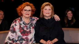 Sabine Rückert und Johanna Haberer lächeln in die Kamera.