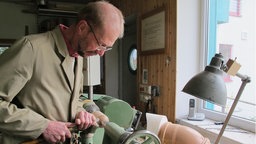 Bernd Schmidt arbeitet in seiner Werkstatt