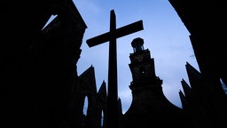 Symbolbild Evangelische Kirche: Ein Kreuz in der Dämmerung, hier von der Aegidienkirche der evangelisch-lutherischen Marktkirchengemeinde in Meißen.