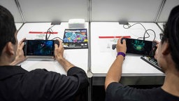 Besucher der BitSummit 2025 in Tokyo spielen Hades II  