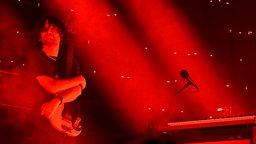 Jonny Greenwood von "The Smile" mit seiner Gitarre bei einem Konzert in Prag, 2024.