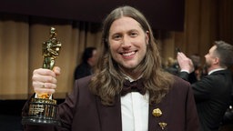 Ludwig Göransson mit seiner Oscar-Trophäe für die Filmmusik zu "Sinners".