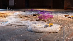 Installation von Jason Dodge in der Kirche St. Marien in Essen: Ein großer Raum mit Plastikmüll auf dem Boden.