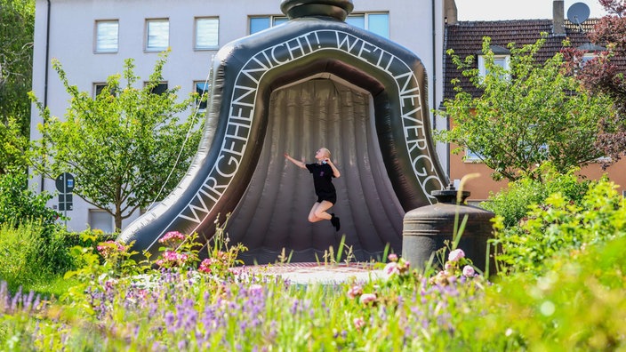 Adina springt in einer Hüpfburg, die einer Kirchenglocke nachempfunden wurde.