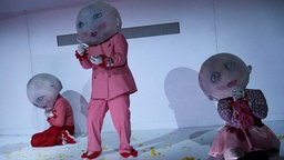 Szene aus "Maus, Geld, Gespenst" am Grillo-Theater: (v.l.) Christopher Heisler (Ming), Mansur Ajang (Mr. Maus), Pablo Alvarado (Feng) 