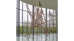Ausstellungsansicht: "Emotion in Motion" von Rebecca Horn im Skulpturenpark Waldfrieden in Wuppertal: Turm der Namenlosen.