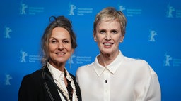 Regisseurin Sabine Lidl (links) und Schriftstellerin Siri Hustvedt bei Premiere von "Siri Hustvedt - Dance Around the Self" auf der 76. Berlinale 2026.