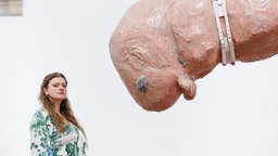 Die Künstlerin Sophia Süßmilch steht in ihrer Installation „Then I’ll huff and I’ll puff and I’ll blow your house in“ in der Kunsthalle Osnabrück, 2024.