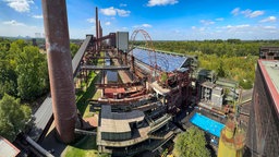 Luftaufnahme des Werksschwimmbads inmitten der Kokerei Zollverein