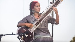 Anoushka Shankar spielt Sitar beim Musikfestival Esperanzah! in Floreffe, Belgien, am 5. August 2016.