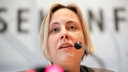 Birgit Naujoks, Geschäftsführerin vom Flüchtlingsrat NRW, äußert sich 2016 im Landtag in Düsseldorf zum Thema Flüchtlingskinder ohne Schulplatz.