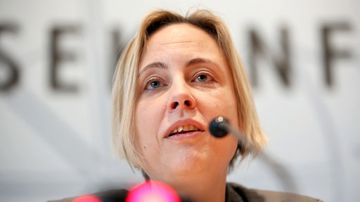 Birgit Naujoks, Geschäftsführerin vom Flüchtlingsrat NRW, äußert sich 2016 im Landtag in Düsseldorf zum Thema Flüchtlingskinder ohne Schulplatz.