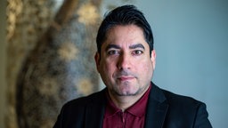 Der Islamwissenschaftler Mouhanad Khorchide blickt in die Kamera, aufgenommen 2021.