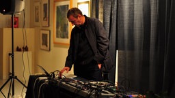 Zbigniew Karkowski vor einem Konzert im Pyramid Atlantic Art Center, Silver Spring, Maryland.