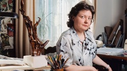 Die ungarisch-deutsche Komponistin Adriana Hölszky in ihrem Arbeitszimmer (2005)