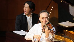 Aleksey Igudesman und Hyung-ki Joo bei einem Konzert 2012.