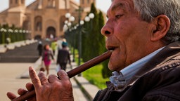 Ein Straßenmusiker spielt die Duduk in Yerevan, Armenien 