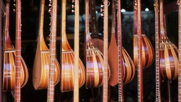 Dutar (langhalsige zweisaitige Laute) in einem Musikgeschäft.