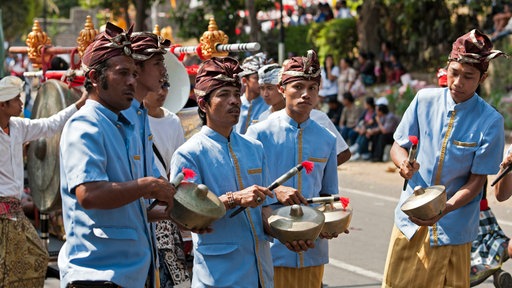 Ein Gamelan-Orchster in Indonesien